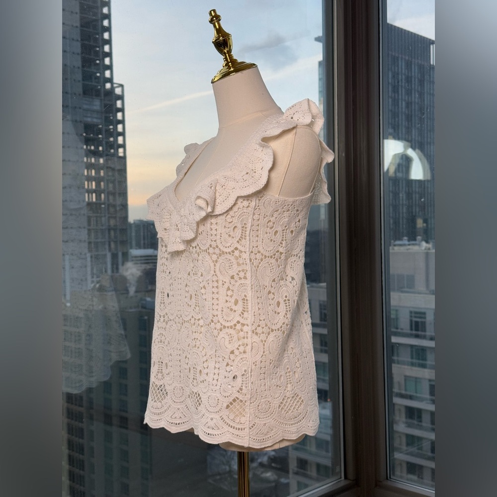 🆕 FARM Rio 🧿 NWOT Delicate White Crochet V-Neck Cami with Ruffle, Sz M - Picture 5 of 15